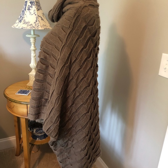 Lightweight knit ponch - Picture 4 of 8